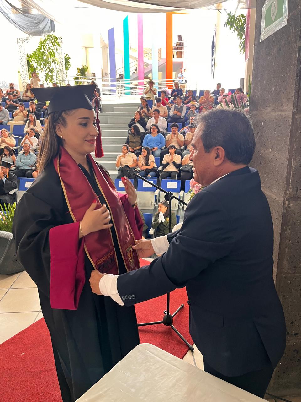 Egresado mostrando su constancia