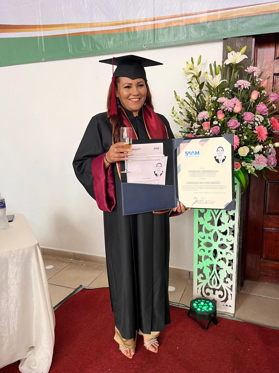 Egresado mostrando su constancia